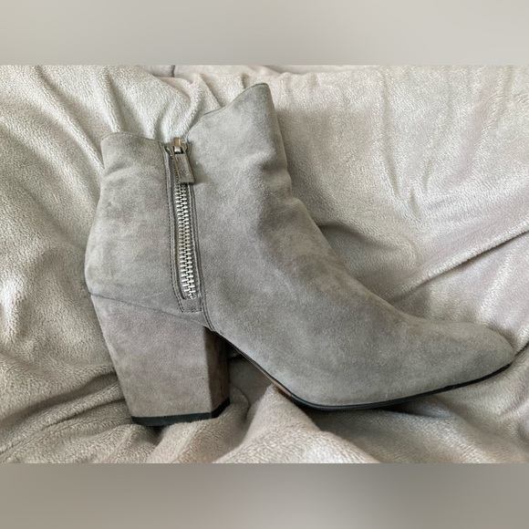 EUC 1. State Bootie Ankle Heels Boots Grey Suede Silver Accent Side Zip 8M - Picture 1 of 11